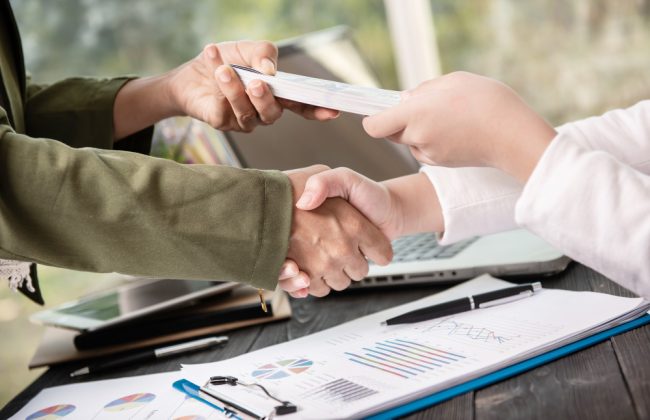 Semnarea unui contract pentru servicii payroll și externalizarea salarizării