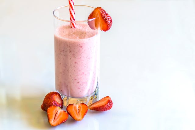 Cinci rețete de smoothie care te ajută să scapi de kilogramele în plus