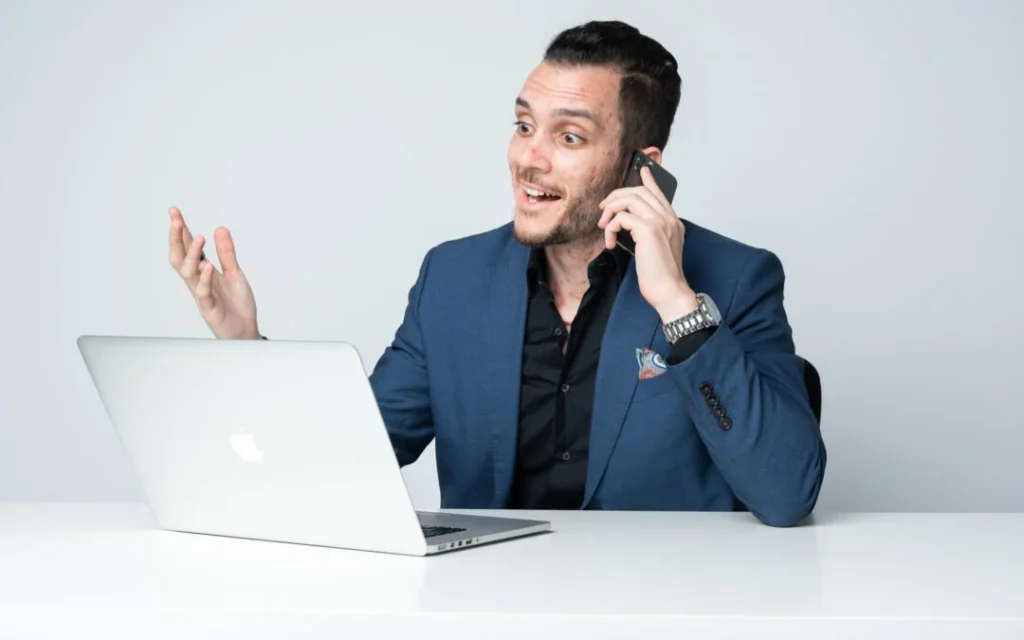 În era digitală de astăzi, cunoștințele în domeniul IT sunt extrem de valoroase și cerute. De la dezvoltare software și administrare de rețele, până la analiza de date și securitate cibernetică, IT-ul acoperă o gamă largă de competențe esențiale pentru aproape orice industrie. Învățarea IT-ului online a devenit una dintre cele mai accesibile și flexibile modalități de a obține aceste competențe. În acest articol, vom explora cum poți să înveți IT online, concentrându-ne pe resurse gratuite și platforme de cursuri care te pot ajuta să îți dezvolți abilități în acest domeniu. 1. Resurse gratuite pentru învățarea IT-ului 1.1. Cursuri online gratuite Există o multitudine de resurse online care oferă cursuri IT gratuite, acoperind o gamă variată de subiecte. Printre cele mai populare platforme se numără: Coursera: Această platformă colaborează cu universități și instituții de prestigiu pentru a oferi cursuri gratuite în domeniul IT. Deși anumite cursuri sunt plătite, Coursera oferă opțiuni de acces gratuit care includ materialele de învățare și lecțiile video. edX: Similar cu Coursera, edX oferă cursuri online gratuite create de instituții academice renumite. Poti accesa cursuri introductive și avansate în programare, securitate cibernetică și alte domenii IT. Khan Academy: O resursă excelentă pentru învățarea fundamentalelor IT și a conceptelor de bază. Khan Academy oferă lecții interactive și tutoriale despre programare și concepte fundamentale de calcul. 1.2. Tutoriale și articole tehnice Pentru a complementa cursurile online, multe site-uri oferă tutoriale și articole tehnice gratuite. Aceste resurse sunt ideale pentru aprofundarea unor subiecte specifice: FreeCodeCamp: O platformă excelentă pentru învățarea programării web și a dezvoltării software. FreeCodeCamp oferă lecții practice și proiecte hands-on care îți permit să îți aplici cunoștințele într-un mod concret. Codecademy: Codecademy oferă o serie de lecții gratuite care acoperă diferite limbaje de programare și concepte IT. Deși există opțiuni premium, multe dintre lecțiile de bază sunt disponibile gratuit. W3Schools: Un loc ideal pentru învățarea web development-ului, oferind tutoriale clare și exemple practice în HTML, CSS, JavaScript și alte tehnologii web. 1.3. Forumuri și comunități online Participarea la forumuri și comunități online poate fi extrem de benefică pentru învățarea IT-ului. Aceste platforme permit interacțiunea cu alți învățăcei și profesioniști în domeniu: Stack Overflow: Un forum esențial pentru programatori, unde poți găsi răspunsuri la întrebările tehnice și soluții la problemele întâmpinate în proiectele tale. Reddit: Subredditurile precum r/learnprogramming și r/ITCareerQuestions oferă discuții, resurse și sfaturi de la alți entuziaști și experți IT. GitHub: Pe lângă găzduirea proiectelor de cod sursă, GitHub găzduiește și multe resurse educaționale și comunități care contribuie la învățarea și dezvoltarea abilităților IT. 2. Platforme de cursuri pentru învățarea IT-ului 2.1. Platforme de învățare structurată Pentru cei care doresc o abordare mai structurată și ghidată în învățarea IT-ului, există platforme care oferă cursuri organizate în mod profesional. Aceste platforme pot include atât opțiuni gratuite, cât și plătite: Udemy: Udemy oferă o vastă selecție de cursuri IT acoperind subiecte precum programare, rețelistică și dezvoltare web. Deși multe dintre cursuri sunt plătite, există frecvent reduceri și opțiuni gratuite. LinkedIn Learning: Fostul Lynda.com, LinkedIn Learning oferă cursuri IT structurate, de la nivel începător până la avansat. Acesta include atât lecții video, cât și resurse suplimentare pentru aprofundarea subiectelor. Pluralsight: O platformă dedicată învățării tehnice, Pluralsight oferă cursuri în IT, dezvoltare software și alte domenii tehnice. Deși este în general plătită, oferă o perioadă de încercare gratuită. 2.2. Învățare prin practică În domeniul IT, învățarea prin practică este esențială. Platformele care oferă laboratoare virtuale și exerciții practice sunt deosebit de valoroase: HackerRank: O platformă care oferă provocări de programare și competiții care te ajută să îți îmbunătățești abilitățile de codare într-un mediu competitiv. LeetCode: Similar cu HackerRank, LeetCode se concentrează pe exerciții de programare și probleme tehnice, fiind un instrument excelent pentru pregătirea pentru interviuri tehnice. Codewars: O platformă care oferă exerciții de programare în diferite limbaje, clasificate pe niveluri de dificultate. Codewars este ideal pentru cei care doresc să își perfecționeze abilitățile de codare într-un mod distractiv și interactiv. 2.3. Cursuri și certificări de la mari companii Mai multe mari companii din domeniul tehnologic oferă cursuri și certificări care pot adăuga valoare CV-ului tău: Google: Google oferă cursuri gratuite și plătite prin platforma Google Career Certificates, acoperind subiecte precum analiza datelor și IT support. Microsoft: Microsoft Learn oferă cursuri și certificări în tehnologiile Microsoft, inclusiv Azure și Office 365. Aceste resurse sunt utile pentru cei care doresc să își certifice abilitățile într-un mediu specific. IBM: IBM oferă cursuri online și resurse educaționale pentru învățarea tehnologiilor de bază, inclusiv Inteligența Artificială și analiza datelor, prin IBM Skills Academy. 3. Strategii pentru un învățat eficient în IT 3.1. Stabilirea unui plan de învățare Pentru a avea succes în învățarea IT-ului online, este important să îți stabilești un plan de învățare clar. Acesta ar trebui să includă: Obiective specifice: Identifică ce competențe dorești să dobândești și stabilește obiective clare pentru fiecare etapă a învățării. Timp alocat: Alocă timp zilnic sau săptămânal pentru studiu, și respectă acest program pentru a menține consistența. Resurse de învățare: Alege resursele care se potrivesc cel mai bine stilului tău de învățare, fie că sunt cursuri video, lecturi sau exerciții practice. 3.2. Aplicarea cunoștințelor dobândite Pentru a solidifica cunoștințele dobândite, aplicarea practică este esențială: Proiecte personale: Lucrează la proiecte personale care îți permit să aplici conceptele învățate și să îți demonstrezi abilitățile. Contribuții open-source: Participă la proiecte open-source pentru a câștiga experiență practică și a contribui la comunitatea IT. Întrebări și discuții: Implică-te în comunități online și forumuri pentru a pune întrebări și a discuta despre problemele întâmpinate. 3.3. Evaluarea progresului Pentru a evalua progresul, este important să: Urmezi teste și evaluări: Participă la teste și evaluări oferite de platformele de învățare pentru a verifica înțelegerea conceptelor. Primești feedback: Solicită feedback de la mentori sau colegi pentru a identifica ariile în care poți îmbunătăți. Reevaluezi obiectivele: Periodic, reevaluează obiectivele și ajustează planul de învățare în funcție de progresul realizat și de noile interese. Concluzie Învățarea IT-ului online oferă o oportunitate excelentă de a dobândi abilități valoroase într-un mod flexibil și accesibil. Utilizând resursele gratuite disponibile și platformele de cursuri, poți să îți dezvolți cunoștințele și să îți îmbunătățești perspectivele de carieră. Prin stabilirea unui plan de învățare clar, aplicarea practică a cunoștințelor și evaluarea constantă a progresului, vei putea să îți maximizezi succesul în domeniul IT. Începe acum să explorezi aceste resurse și să îți construiți viitorul profesional în tehnologie.