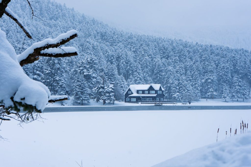 Vacanță activă la munte: drumeții, ski și relaxare în 2025