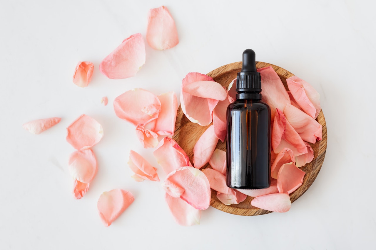 Uleiuri esențiale: proprietăți terapeutice, aromatice și cosmetice