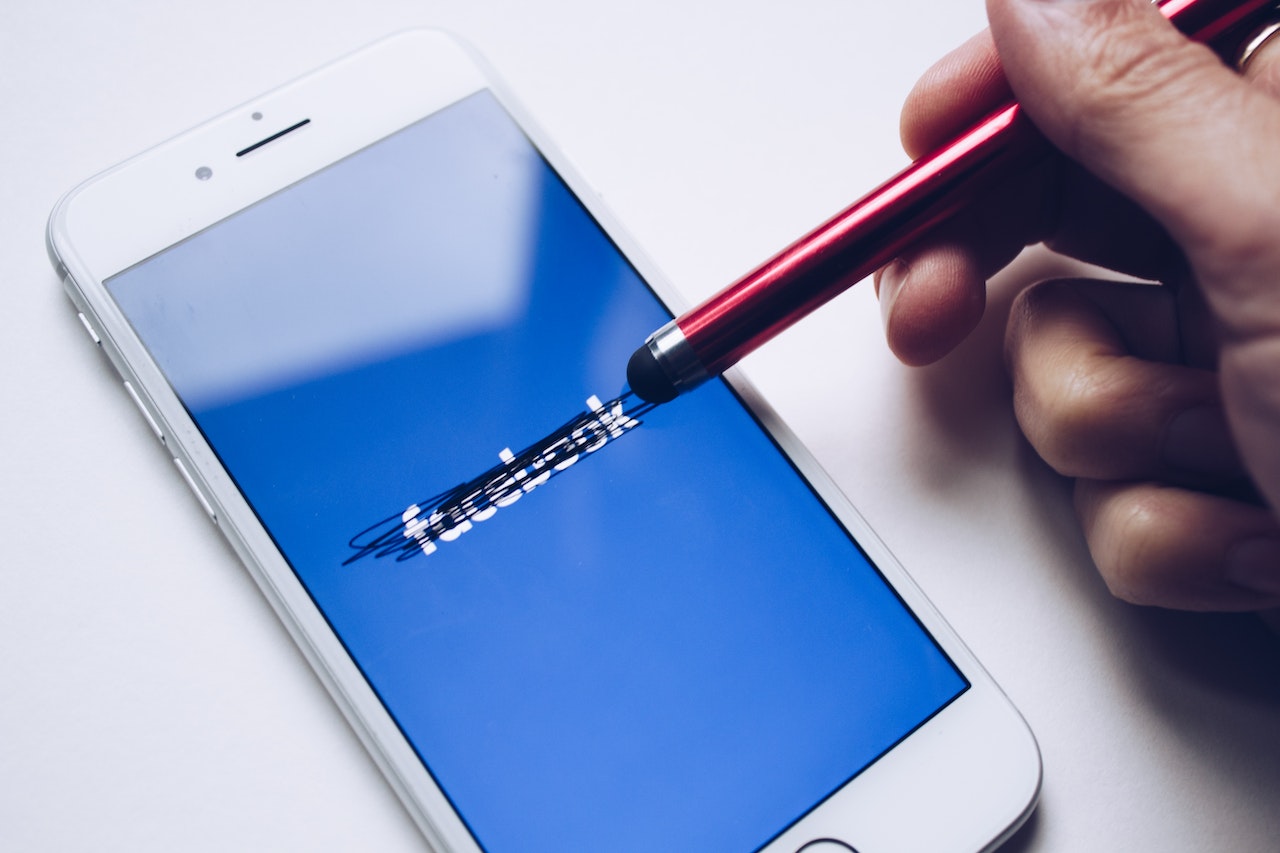 Cum să îți exprimi opinia și să participi la dezbateri pe Facebook fără să intri în conflicte