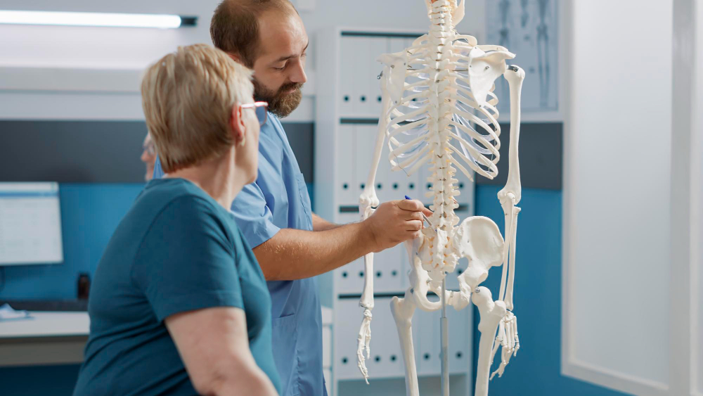 Ce este osteoporoza, care sunt cauzele, simptomele și tratamentele ei