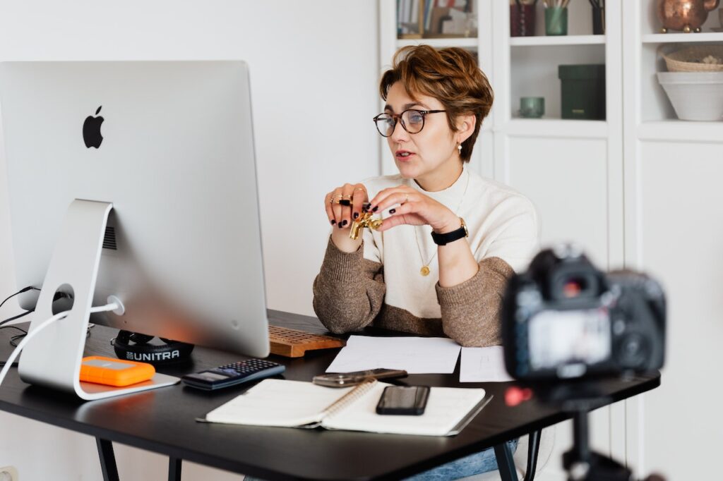 Cum să îți dezvolți abilități și competențe cu ajutorul cursurilor online