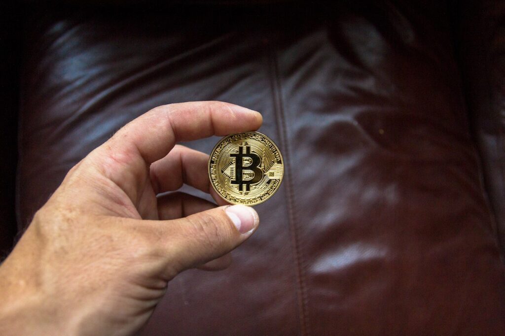 Cum să folosești crypto pentru a plăti bunuri și servicii online și offline