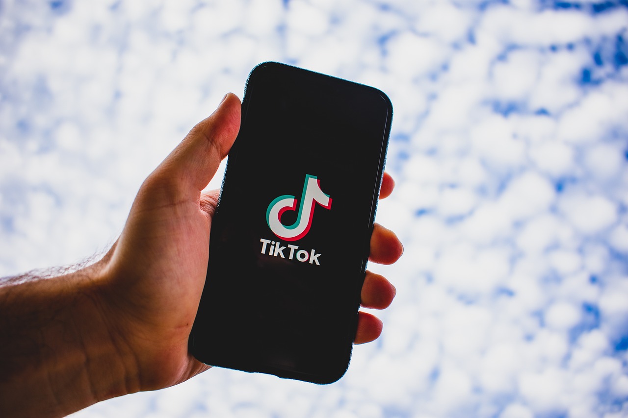 Rolul tendințelor pe TikTok în promovarea afacerii tale în 2025