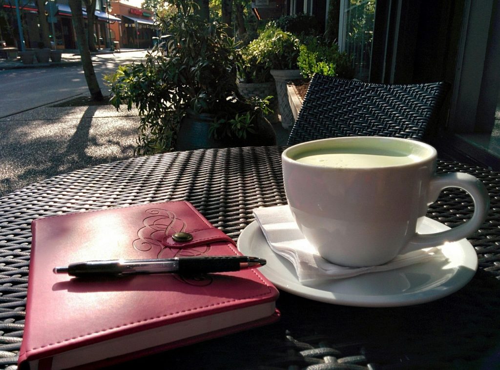 Matcha latte cald